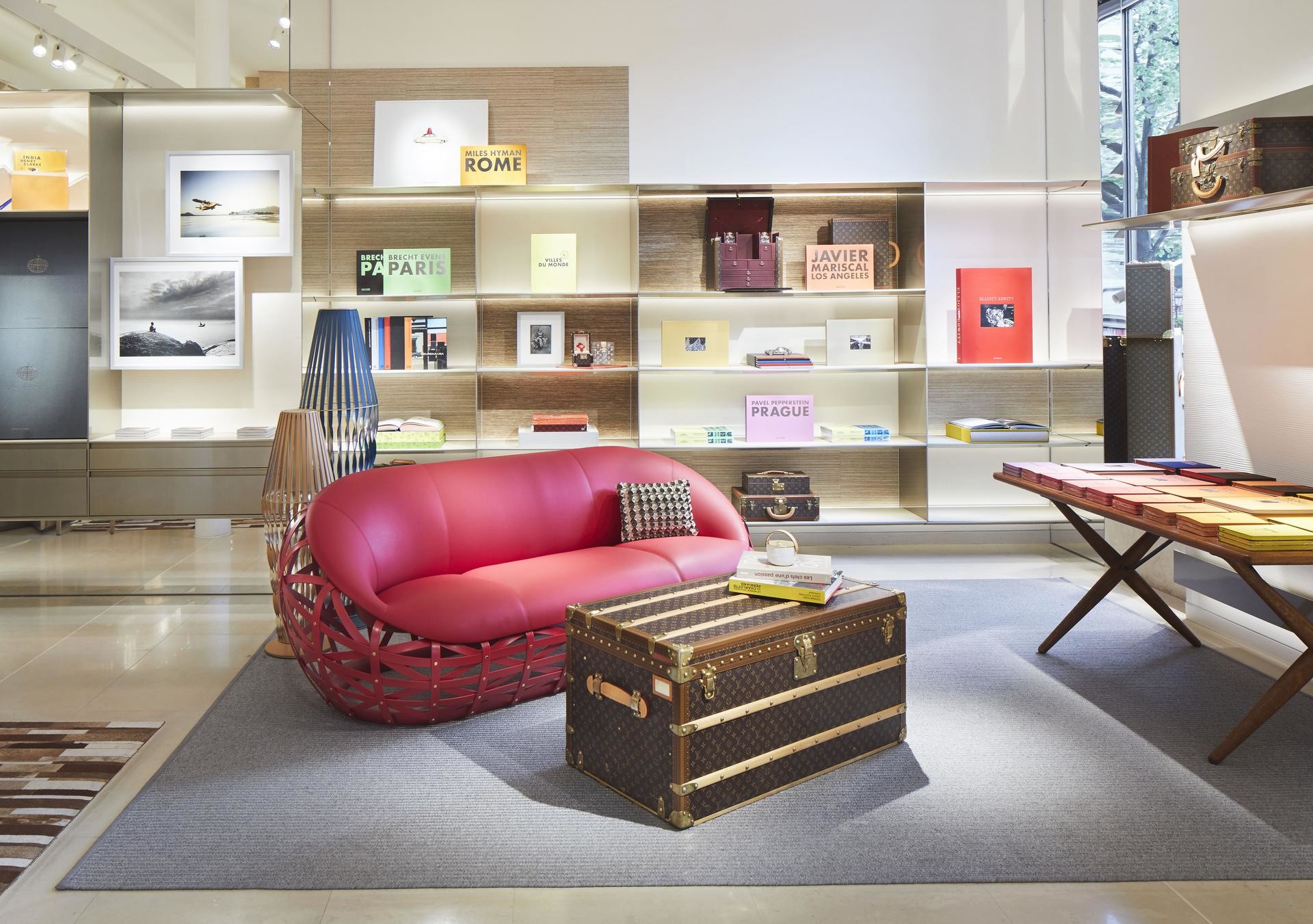 Louis Vuitton номын дэлгүүрээ нээжээ - Stylee