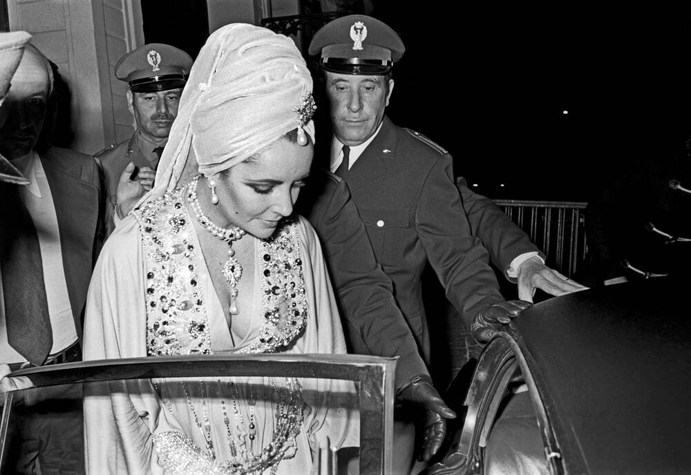 elizabeth-taylor-rodolfo-valentino-1962